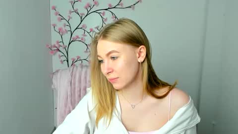 Snapshot of emilia_ilia chatting on May 20, 2026, 5:46 am Emilia online show from May 20, 2026, 5:46 am