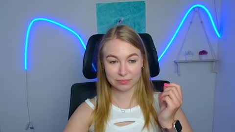 Snapshot of emilia_ilia chatting on July 13, 2026, 5:32 am Emilia online show from July 13, 2026, 5:32 am