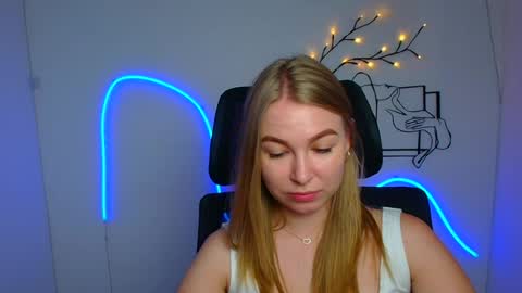 Snapshot of emilia_ilia chatting on July 17, 2026, 5:47 am Emilia online show from July 17, 2026, 5:47 am