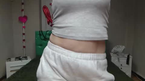 Snapshot of emiliagree chatting on November 16, 2025, 6:13 pm EmiliaGree online show from November 16, 2025, 6:13 pm