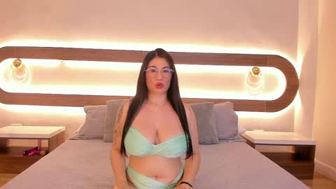 Snapshot of emilie_martinez chatting on April 23, 2026, 2:57 am Emilie online show from April 23, 2026, 2:57 am