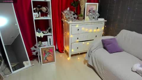 Snapshot of emiliyaqueen chatting on December 18, 2024, 2:42 am Emiliya online show from December 18, 2024, 2:42 am