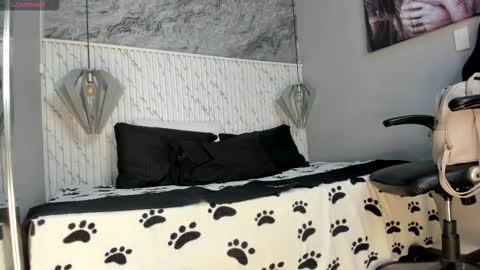 Snapshot of emilly_mell chatting on September 15, 2025, 11:10 am emilly_mell online show from September 15, 2025, 11:10 am