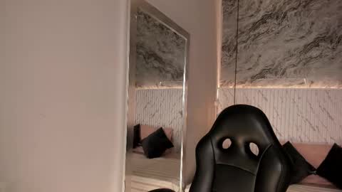 Snapshot of emilly_mell chatting on September 30, 2025, 11:04 am emilly_mell online show from September 30, 2025, 11:04 am