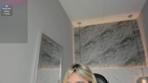 Snapshot of emilly_mell chatting on December 19, 2025, 11:17 am emilly_mell online show from December 19, 2025, 11:17 am