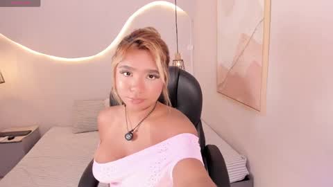 Snapshot of emilly_mell chatting on May 29, 2026, 12:14 pm emilly_mell online show from May 29, 2026, 12:14 pm