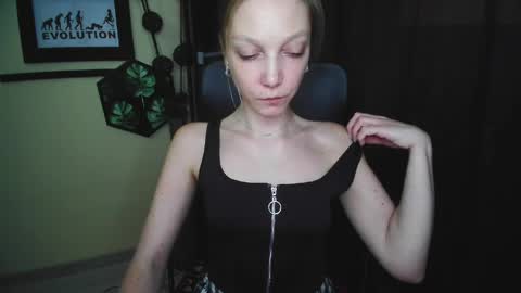 Emilly online show from April 29, 2026, 12:42 pm