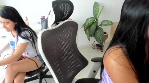 Snapshot of emillybrowm chatting on October 29, 2025, 1:46 pm Emilly online show from October 29, 2025, 1:46 pm