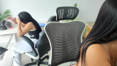 Emilly  online show from April 28, 2026, 3:06 pm