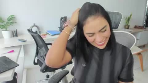 Snapshot of emillybrowm chatting on June 19, 2026, 3:27 pm Emilly online show from June 19, 2026, 3:27 pm