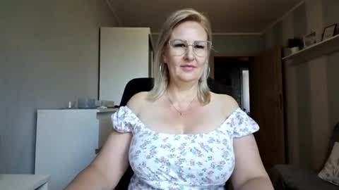 Snapshot of emillykiss chatting on May 23, 2026, 8:29 am EmillyLove online show from May 23, 2026, 8:29 am