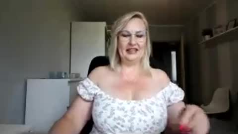 Snapshot of emillykiss chatting on June 23, 2026, 6:44 am EmillyLove online show from June 23, 2026, 6:44 am