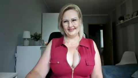 Snapshot of emillykiss chatting on July 4, 2026, 8:53 am EmillyLove online show from July 4, 2026, 8:53 am
