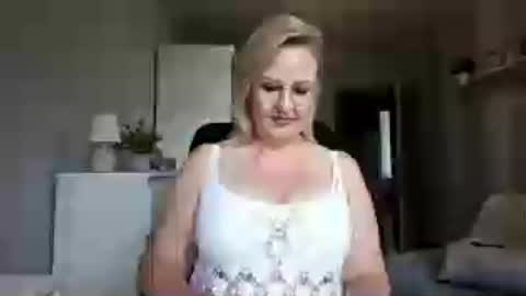 Snapshot of emillykiss chatting on July 17, 2026, 6:42 am EmillyLove online show from July 17, 2026, 6:42 am