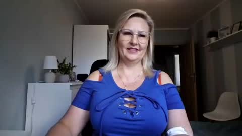 Snapshot of emillykiss chatting on July 20, 2026, 7:44 am EmillyLove online show from July 20, 2026, 7:44 am