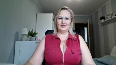 Snapshot of emillykiss chatting on July 27, 2026, 6:20 am EmillyLove online show from July 27, 2026, 6:20 am