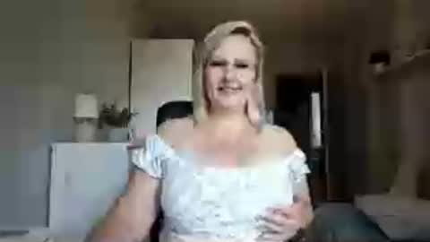 Snapshot of emillykiss chatting on July 31, 2026, 7:19 am EmillyLove online show from July 31, 2026, 7:19 am