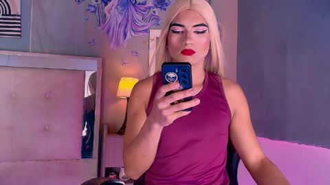 Snapshot of emily_castillo1_ chatting on June 8, 2026, 5:19 am emily_castillo1_ online show from June 8, 2026, 5:19 am