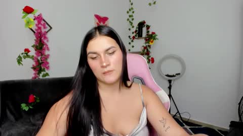 Snapshot of emily_coraline chatting on February 10, 2025, 8:21 pm Emily online show from February 10, 2025, 8:21 pm