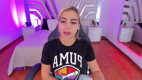 Snapshot of emily_ellen chatting on January 14, 2025, 10:48 am Emily online show from January 14, 2025, 10:48 am