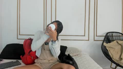 emily_gaviria1 online show from April 24, 2026, 12:18 pm