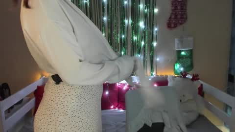 Snapshot of emily_gin chatting on December 14, 2024, 5:40 am EMILY online show from December 14, 2024, 5:40 am