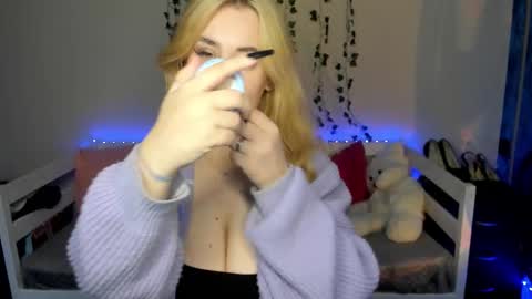 Snapshot of emily_gin chatting on October 18, 2025, 2:25 am EMILY online show from October 18, 2025, 2:25 am