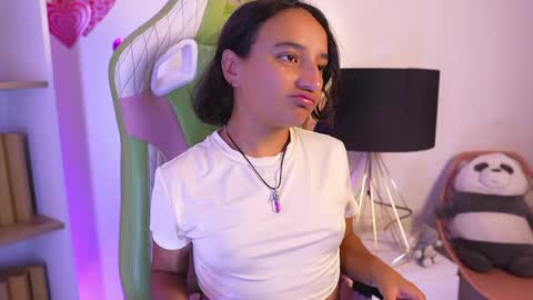 Snapshot of emily_jonexs_ chatting on May 22, 2026, 5:51 pm mily online show from May 22, 2026, 5:51 pm