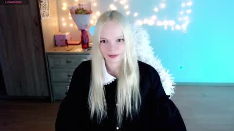 Snapshot of emily_nyaffe chatting on March 4, 2025, 8:16 pm Lia online show from March 4, 2025, 8:16 pm
