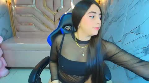 Snapshot of emily_sofia_r chatting on December 3, 2025, 7:56 pm Emily online show from December 3, 2025, 7:56 pm