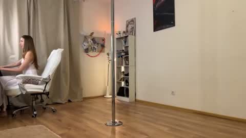 Snapshot of emily_w0w_ chatting on August 7, 2026, 4:53 pm Lia online show from August 7, 2026, 4:53 pm