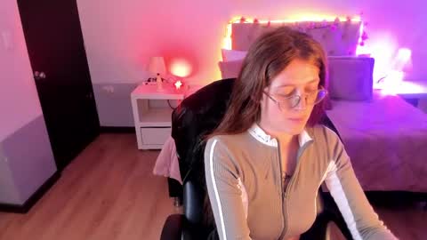 emily_warren__ online show from June 4, 2026, 8:15 pm