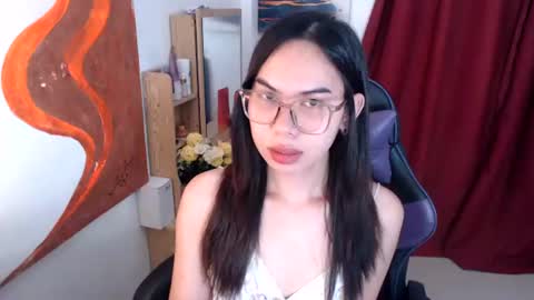 emily_xo143 online show from June 15, 2026, 9:44 am