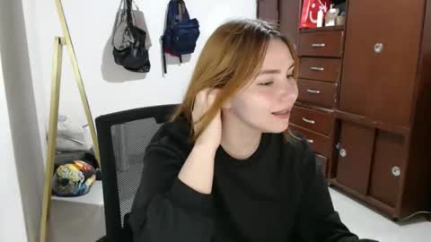 Snapshot of emilycute_18 chatting on September 18, 2025, 6:21 pm emily online show from September 18, 2025, 6:21 pm