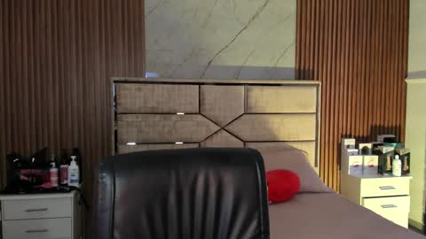 Emily Hendrix online show from September 12, 2025, 7:58 pm