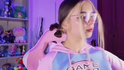 Snapshot of emilykarterr chatting on September 13, 2025, 7:35 pm VALEEEN online show from September 13, 2025, 7:35 pm