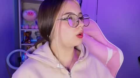 Snapshot of emilykarterr chatting on October 4, 2025, 9:13 pm VALEEEN online show from October 4, 2025, 9:13 pm