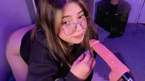 Snapshot of emilykarterr chatting on May 11, 2026, 4:04 pm VALEEEN online show from May 11, 2026, 4:04 pm