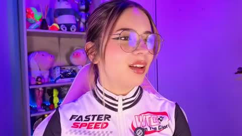 Snapshot of emilykarterr chatting on May 21, 2026, 2:46 pm VALEEEN online show from May 21, 2026, 2:46 pm