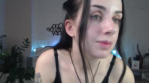 Snapshot of emilylayer chatting on March 10, 2025, 1:23 am Emyli online show from March 10, 2025, 1:23 am