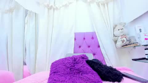 Snapshot of emilymadrid chatting on January 14, 2025, 4:57 am Emily online show from January 14, 2025, 4:57 am