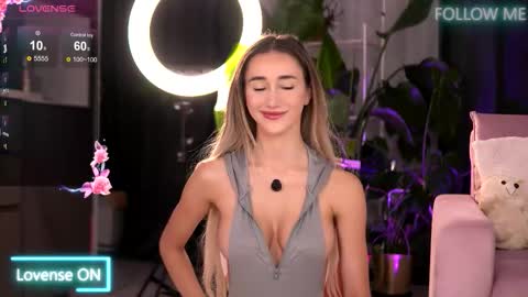 Snapshot of emilyraymont chatting on September 23, 2025, 2:25 am Emily online show from September 23, 2025, 2:25 am