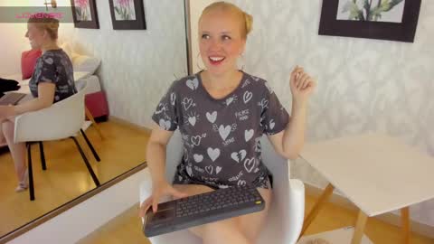 Snapshot of emilysumer chatting on January 27, 2025, 1:48 am Summer 3 online show from January 27, 2025, 1:48 am