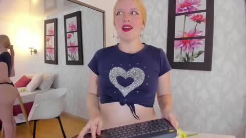 Snapshot of emilysumer chatting on March 8, 2025, 5:49 am Summer 3 online show from March 8, 2025, 5:49 am