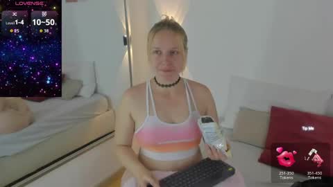 Snapshot of emilysumer chatting on June 7, 2026, 3:43 am Summer 3 online show from June 7, 2026, 3:43 am