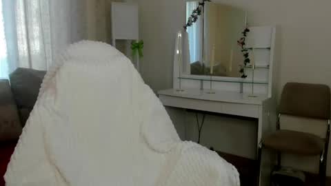 Snapshot of emilytrase chatting on May 11, 2026, 1:00 am Betty online show from May 11, 2026, 1:00 am