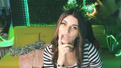 Snapshot of emilytucker chatting on December 21, 2024, 5:14 am Emily online show from December 21, 2024, 5:14 am