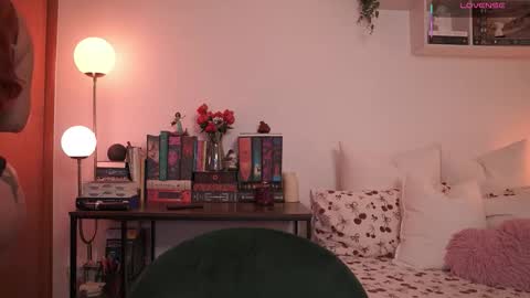 IG thickemmsss online show from October 3, 2025, 5:43 pm