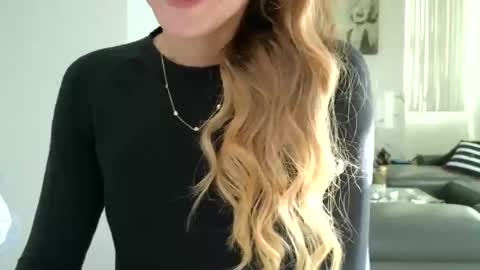 Snapshot of emilyy_miller chatting on October 23, 2025, 9:24 pm emilly online show from October 23, 2025, 9:24 pm