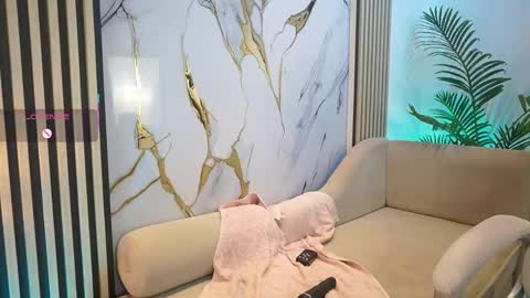 emma__walkerr_ online show from April 30, 2026, 8:57 pm